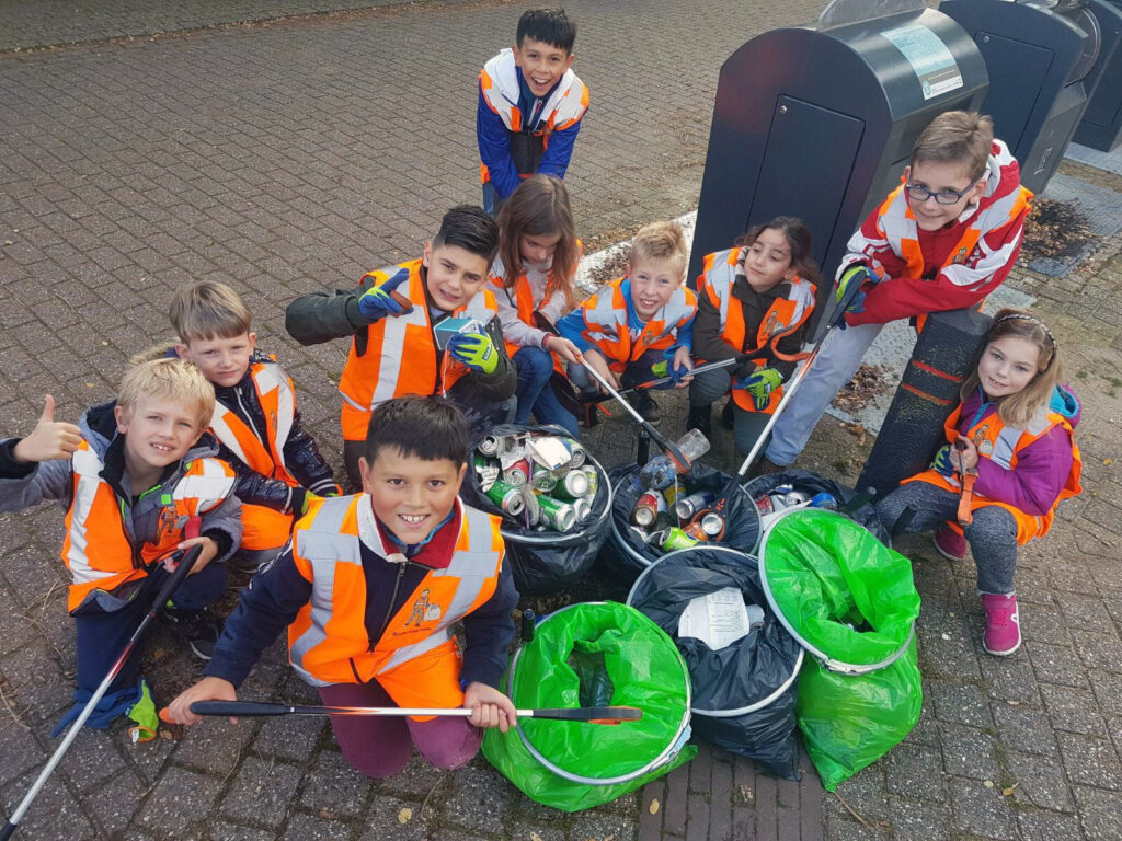 afval inzamelen door kinderen