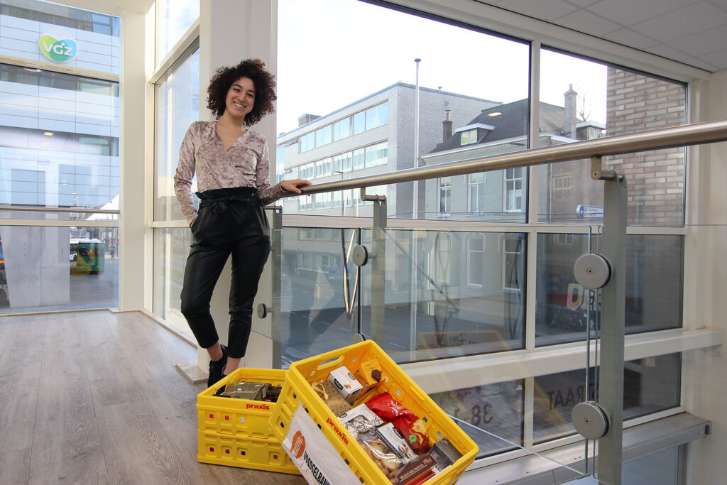 Hakima Tighadouini verzamelt boodschappen in haar appartementencomplex voor de voedselbank,
