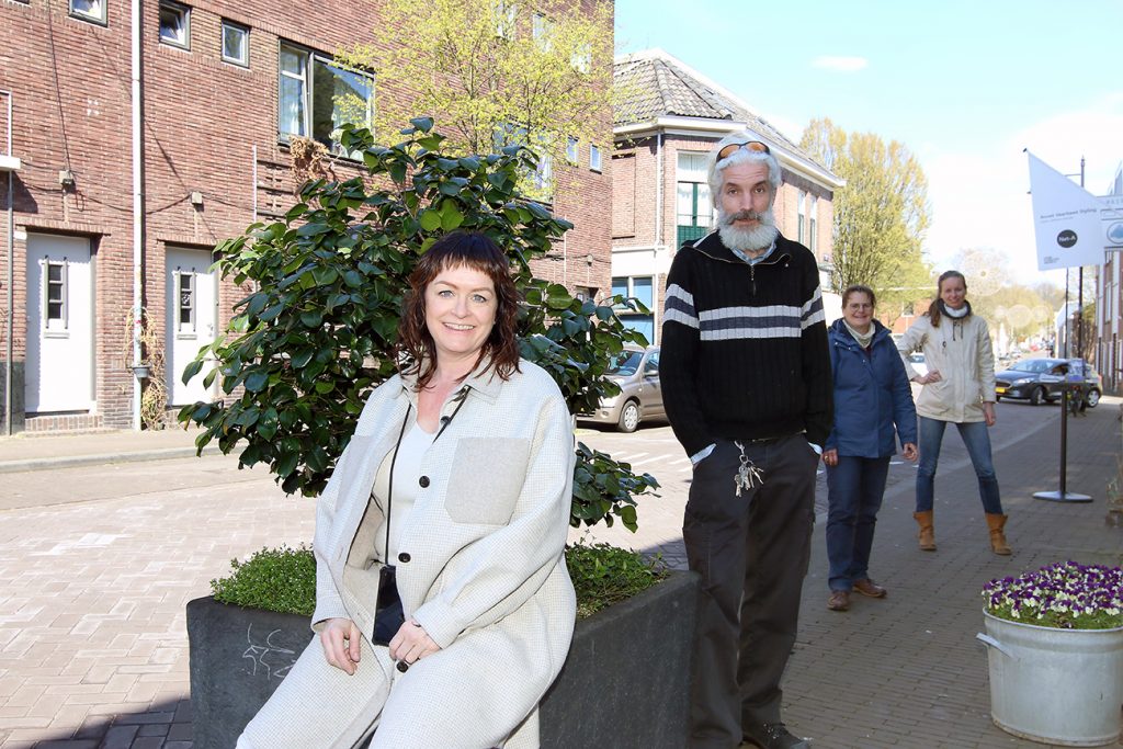 een werkgroep bestaande uit bewoners verzorgen geveltuintjes in Klarendal